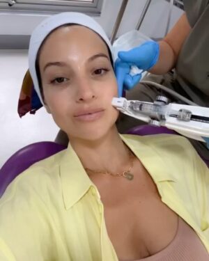 Daniela Palavecino Instagram - Me merecía una manito de gato 😻
Ustedes saben que me cuido la cara con mis maquinitas y colágeno pero si tienes la posibilidad de completar con otros tratamientos mejor aún 💎 
Quiero recomendarles a @dra_paula_roman_merdech porque no es fácil encontrar profesionales tan buenos como ella. Tiene mucho profesionalismo, buen gusto, responsabilidad, transparencia y delicadeza (mano de monja). 
Honestamente en Los Angeles no he encontrado a alguien que me de la confianza que me da ella y es mucho más caro 🥴.
Para tod@s los que vayan de mi parte les hará descuento! Tiene muchos tratamientos y opciones según lo que tú quieras lograr 💛
A mí me puso vitaminas y ácido hialurónico que me dejó más joven aún 💁🏼‍♀️