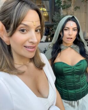 Daniela Palavecino Instagram - Hoy di rienda suelta a mi obsesión 👂🏻👂🏻Encuentro que el look de Elfa es lo mío 🧝🏼‍♀️
En la foto #5 hagan zoom para ver mi anillo especial 💍
¿Sabían que tengo una obsesión por las orejas desde que era 👶🏻? ¿Saben quién me regaló la 👂🏻 que tengo en la mano?
.

Today I gave free rein to my obsession 👂🏻👂🏻I find that the Elf look is my thing 🧝🏼‍♀️
In photo #5 zoom in to see my special ring 💍🗡️
Did you know that I have an obsession with ears since I was 👶🏻? Do you know who gave me the 👂🏻 that I have in my hand?

(Now available The Rings of Powers #2 on Amazon Prime)
