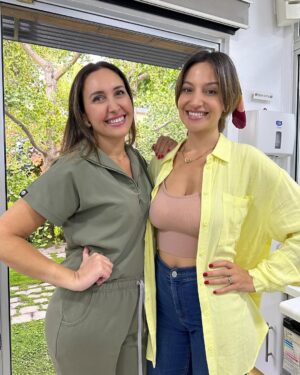 Daniela Palavecino Instagram - Me merecía una manito de gato 😻
Ustedes saben que me cuido la cara con mis maquinitas y colágeno pero si tienes la posibilidad de completar con otros tratamientos mejor aún 💎 
Quiero recomendarles a @dra_paula_roman_merdech porque no es fácil encontrar profesionales tan buenos como ella. Tiene mucho profesionalismo, buen gusto, responsabilidad, transparencia y delicadeza (mano de monja). 
Honestamente en Los Angeles no he encontrado a alguien que me de la confianza que me da ella y es mucho más caro 🥴.
Para tod@s los que vayan de mi parte les hará descuento! Tiene muchos tratamientos y opciones según lo que tú quieras lograr 💛
A mí me puso vitaminas y ácido hialurónico que me dejó más joven aún 💁🏼‍♀️