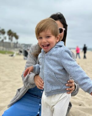 Daniela Palavecino Instagram - El viernes 10 de mayo mi Luka, personita que me convirtió en madre, cumplió 2 añitos🎈
Fuimos a la playa y aunque el plan era quedarse un buen rato estuvimos poquito porque hacía frío. Tenía pensada una foto familiar que la subiré en unas semanas cuando haga menos frío. 
Igual nos reímos mucho, lo pasamos bien, sacamos unas fotos, Luka comió mucha torta (hecha por mí), nos llenó de arena y nos hizo “su personaje”😂.
El último video fue de hace como 1 semana cuando Luka “creo este personaje con esa risa”. Fue un día alucinante, nos dolió la guata de tanto reírnos con Denisska ❤️❤️❤️
Gracias mi amor infinito por convertirme en mamá y por todo el amor y felicidad que nos das. Felices 2 añitos mi Luka, que sigas siendo muy feliz 🎂
Feliz día a todas la mamitas, somos tremendas 💖

On Friday, May 10, my Luka, the little person who made me a mom, turned 2 years old🎈
We went to the beach and although the plan was to stay for a long while, we stayed for a little while because it was cold. I had a family photo planned that I will take and post in a few weeks when it is less cold.
We still laughed a lot, we had a good time, we took some photos, Luka ate a lot of cake (made by me), he filled us with sand and made us “his character” 😂.
The last video was from about 1 week ago when Luka “created this character with that laugh.” It was an amazing day, made our stomachs hurt from laughing so much with @deniss_rakovich ❤️❤️❤️
Thank you my infinite love for becoming a mother and for all the love and happiness you give us. Happy 2 years old my Luka, may you continue to be very happy 🎂
Happy day to all the mommies, we are tremendous 💖