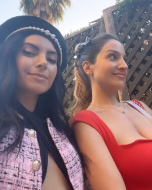 Daniela Palavecino Instagram - Nos emperifollamos chic formal 💎, pasamos por la alfombra rosada 📸, vimos 3 capítulos de la 4ta Temporada de #EmilyinParis 😍 (Ya disponible en Netflix! No spoilers 🙊) , estuvimos con el elenco 🤩, comimos, bailamos, Coty conoció a sus ídolos☄️, y tanto más! Lo pasamos bomba 💃🏻💃🏻! ¿Han visto la serie?
Thank you for the invite @netflix @netflixchile @emilyinparis we had a blast 

We dressed formal chic 💎, we walked the pink carpet 📸, we watched 3 episodes of the 4th season of #EmilyinParis 😍 (Now available on Netflix! No spoilers 🙊), we met the cast 🤩, we ate, we danced, Coty met her idols ☄️, and so much more! We had so much fun 💃🏻💃🏻