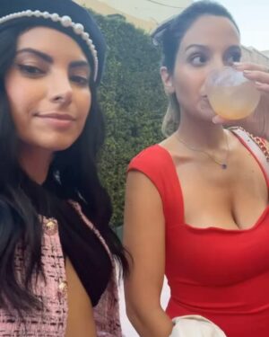 Daniela Palavecino Instagram - Nos emperifollamos chic formal 💎, pasamos por la alfombra rosada 📸, vimos 3 capítulos de la 4ta Temporada de #EmilyinParis 😍 (Ya disponible en Netflix! No spoilers 🙊) , estuvimos con el elenco 🤩, comimos, bailamos, Coty conoció a sus ídolos☄️, y tanto más! Lo pasamos bomba 💃🏻💃🏻! ¿Han visto la serie?
Thank you for the invite @netflix @netflixchile @emilyinparis we had a blast 

We dressed formal chic 💎, we walked the pink carpet 📸, we watched 3 episodes of the 4th season of #EmilyinParis 😍 (Now available on Netflix! No spoilers 🙊), we met the cast 🤩, we ate, we danced, Coty met her idols ☄️, and so much more! We had so much fun 💃🏻💃🏻