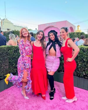 Daniela Palavecino Instagram - Nos emperifollamos chic formal 💎, pasamos por la alfombra rosada 📸, vimos 3 capítulos de la 4ta Temporada de #EmilyinParis 😍 (Ya disponible en Netflix! No spoilers 🙊) , estuvimos con el elenco 🤩, comimos, bailamos, Coty conoció a sus ídolos☄️, y tanto más! Lo pasamos bomba 💃🏻💃🏻! ¿Han visto la serie?
Thank you for the invite @netflix @netflixchile @emilyinparis we had a blast 

We dressed formal chic 💎, we walked the pink carpet 📸, we watched 3 episodes of the 4th season of #EmilyinParis 😍 (Now available on Netflix! No spoilers 🙊), we met the cast 🤩, we ate, we danced, Coty met her idols ☄️, and so much more! We had so much fun 💃🏻💃🏻