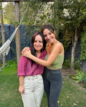 Daniela Palavecino Instagram - Volvamos a hablar de @maitealberdi ❤️
Para Los Oscars de este año hicimos un capítulo especial de Palave-Sisters 👯‍♀️ en nuestro canal de youtube que tiene el mismo nombre 🏆Hacemos un homenaje a nuestra querida Maite, a la Memoria Infinita y mostramos como vivimos Los Oscars 2024 desde acá, Los Angeles-California 👠
Quedan invitadísim@s a ver más de este capítulo en el link en mi bio ☝🏼