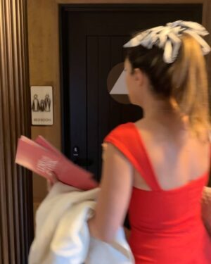 Daniela Palavecino Instagram - Nos emperifollamos chic formal 💎, pasamos por la alfombra rosada 📸, vimos 3 capítulos de la 4ta Temporada de #EmilyinParis 😍 (Ya disponible en Netflix! No spoilers 🙊) , estuvimos con el elenco 🤩, comimos, bailamos, Coty conoció a sus ídolos☄️, y tanto más! Lo pasamos bomba 💃🏻💃🏻! ¿Han visto la serie?
Thank you for the invite @netflix @netflixchile @emilyinparis we had a blast 

We dressed formal chic 💎, we walked the pink carpet 📸, we watched 3 episodes of the 4th season of #EmilyinParis 😍 (Now available on Netflix! No spoilers 🙊), we met the cast 🤩, we ate, we danced, Coty met her idols ☄️, and so much more! We had so much fun 💃🏻💃🏻