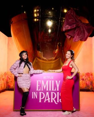 Daniela Palavecino Instagram - Nos emperifollamos chic formal 💎, pasamos por la alfombra rosada 📸, vimos 3 capítulos de la 4ta Temporada de #EmilyinParis 😍 (Ya disponible en Netflix! No spoilers 🙊) , estuvimos con el elenco 🤩, comimos, bailamos, Coty conoció a sus ídolos☄️, y tanto más! Lo pasamos bomba 💃🏻💃🏻! ¿Han visto la serie?
Thank you for the invite @netflix @netflixchile @emilyinparis we had a blast 

We dressed formal chic 💎, we walked the pink carpet 📸, we watched 3 episodes of the 4th season of #EmilyinParis 😍 (Now available on Netflix! No spoilers 🙊), we met the cast 🤩, we ate, we danced, Coty met her idols ☄️, and so much more! We had so much fun 💃🏻💃🏻