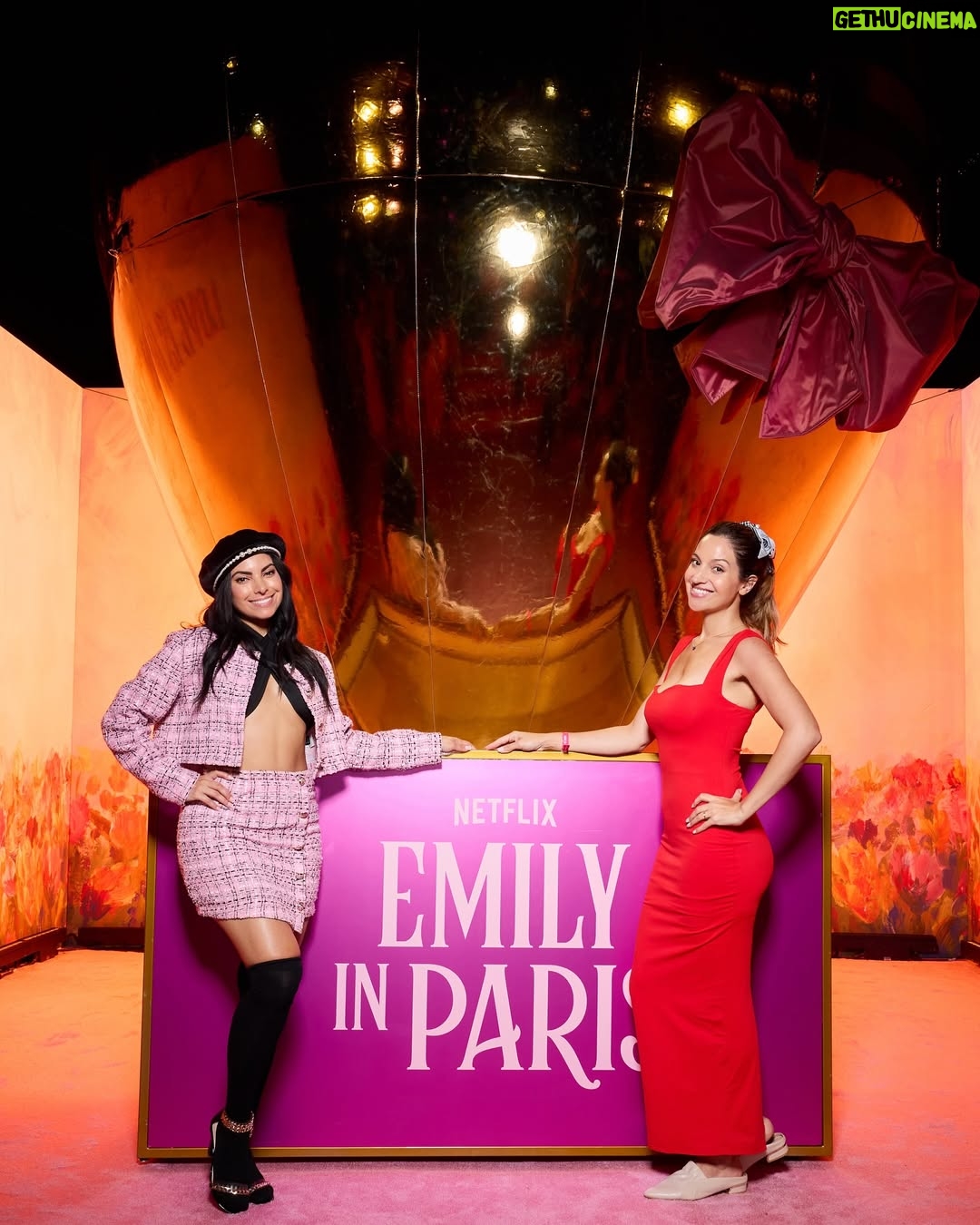 Daniela Palavecino - 6K Likes - Nos emperifollamos chic formal 💎, pasamos por la alfombra rosada 📸, vimos 3 capítulos de la 4ta Temporada de #EmilyinParis 😍 (Ya disponible en Netflix! No spoilers 🙊) , estuvimos con el elenco 🤩, comimos, bailamos, Coty conoció a sus ídolos☄️, y tanto más! Lo pasamos bomba 💃🏻💃🏻! ¿Han visto la serie?
Thank you for the invite @netflix @netflixchile @emilyinparis we had a blast 

We dressed formal chic 💎, we walked the pink carpet 📸, we watched 3 episodes of the 4th season of #EmilyinParis 😍 (Now available on Netflix! No spoilers 🙊), we met the cast 🤩, we ate, we danced, Coty met her idols ☄️, and so much more! We had so much fun 💃🏻💃🏻