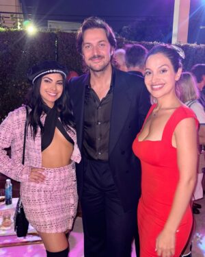 Daniela Palavecino Instagram - Nos emperifollamos chic formal 💎, pasamos por la alfombra rosada 📸, vimos 3 capítulos de la 4ta Temporada de #EmilyinParis 😍 (Ya disponible en Netflix! No spoilers 🙊) , estuvimos con el elenco 🤩, comimos, bailamos, Coty conoció a sus ídolos☄️, y tanto más! Lo pasamos bomba 💃🏻💃🏻! ¿Han visto la serie?
Thank you for the invite @netflix @netflixchile @emilyinparis we had a blast 

We dressed formal chic 💎, we walked the pink carpet 📸, we watched 3 episodes of the 4th season of #EmilyinParis 😍 (Now available on Netflix! No spoilers 🙊), we met the cast 🤩, we ate, we danced, Coty met her idols ☄️, and so much more! We had so much fun 💃🏻💃🏻