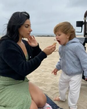 Daniela Palavecino Instagram - El viernes 10 de mayo mi Luka, personita que me convirtió en madre, cumplió 2 añitos🎈
Fuimos a la playa y aunque el plan era quedarse un buen rato estuvimos poquito porque hacía frío. Tenía pensada una foto familiar que la subiré en unas semanas cuando haga menos frío. 
Igual nos reímos mucho, lo pasamos bien, sacamos unas fotos, Luka comió mucha torta (hecha por mí), nos llenó de arena y nos hizo “su personaje”😂.
El último video fue de hace como 1 semana cuando Luka “creo este personaje con esa risa”. Fue un día alucinante, nos dolió la guata de tanto reírnos con Denisska ❤️❤️❤️
Gracias mi amor infinito por convertirme en mamá y por todo el amor y felicidad que nos das. Felices 2 añitos mi Luka, que sigas siendo muy feliz 🎂
Feliz día a todas la mamitas, somos tremendas 💖

On Friday, May 10, my Luka, the little person who made me a mom, turned 2 years old🎈
We went to the beach and although the plan was to stay for a long while, we stayed for a little while because it was cold. I had a family photo planned that I will take and post in a few weeks when it is less cold.
We still laughed a lot, we had a good time, we took some photos, Luka ate a lot of cake (made by me), he filled us with sand and made us “his character” 😂.
The last video was from about 1 week ago when Luka “created this character with that laugh.” It was an amazing day, made our stomachs hurt from laughing so much with @deniss_rakovich ❤️❤️❤️
Thank you my infinite love for becoming a mother and for all the love and happiness you give us. Happy 2 years old my Luka, may you continue to be very happy 🎂
Happy day to all the mommies, we are tremendous 💖
