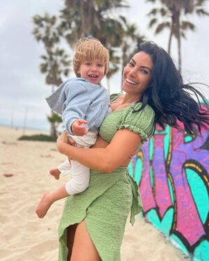 Daniela Palavecino Instagram - El viernes 10 de mayo mi Luka, personita que me convirtió en madre, cumplió 2 añitos🎈
Fuimos a la playa y aunque el plan era quedarse un buen rato estuvimos poquito porque hacía frío. Tenía pensada una foto familiar que la subiré en unas semanas cuando haga menos frío. 
Igual nos reímos mucho, lo pasamos bien, sacamos unas fotos, Luka comió mucha torta (hecha por mí), nos llenó de arena y nos hizo “su personaje”😂.
El último video fue de hace como 1 semana cuando Luka “creo este personaje con esa risa”. Fue un día alucinante, nos dolió la guata de tanto reírnos con Denisska ❤️❤️❤️
Gracias mi amor infinito por convertirme en mamá y por todo el amor y felicidad que nos das. Felices 2 añitos mi Luka, que sigas siendo muy feliz 🎂
Feliz día a todas la mamitas, somos tremendas 💖

On Friday, May 10, my Luka, the little person who made me a mom, turned 2 years old🎈
We went to the beach and although the plan was to stay for a long while, we stayed for a little while because it was cold. I had a family photo planned that I will take and post in a few weeks when it is less cold.
We still laughed a lot, we had a good time, we took some photos, Luka ate a lot of cake (made by me), he filled us with sand and made us “his character” 😂.
The last video was from about 1 week ago when Luka “created this character with that laugh.” It was an amazing day, made our stomachs hurt from laughing so much with @deniss_rakovich ❤️❤️❤️
Thank you my infinite love for becoming a mother and for all the love and happiness you give us. Happy 2 years old my Luka, may you continue to be very happy 🎂
Happy day to all the mommies, we are tremendous 💖