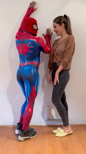 Daniela Palavecino Instagram - Ese hijo es mío  @dani_palavecino 🤣🤣🤣
.
#humordeparejas #sensualspiderman #danipalavecino #memeschilenos #humormexicano