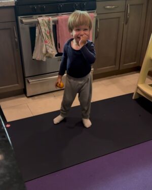 Daniela Palavecino Instagram - El viernes 10 de mayo mi Luka, personita que me convirtió en madre, cumplió 2 añitos🎈
Fuimos a la playa y aunque el plan era quedarse un buen rato estuvimos poquito porque hacía frío. Tenía pensada una foto familiar que la subiré en unas semanas cuando haga menos frío. 
Igual nos reímos mucho, lo pasamos bien, sacamos unas fotos, Luka comió mucha torta (hecha por mí), nos llenó de arena y nos hizo “su personaje”😂.
El último video fue de hace como 1 semana cuando Luka “creo este personaje con esa risa”. Fue un día alucinante, nos dolió la guata de tanto reírnos con Denisska ❤️❤️❤️
Gracias mi amor infinito por convertirme en mamá y por todo el amor y felicidad que nos das. Felices 2 añitos mi Luka, que sigas siendo muy feliz 🎂
Feliz día a todas la mamitas, somos tremendas 💖

On Friday, May 10, my Luka, the little person who made me a mom, turned 2 years old🎈
We went to the beach and although the plan was to stay for a long while, we stayed for a little while because it was cold. I had a family photo planned that I will take and post in a few weeks when it is less cold.
We still laughed a lot, we had a good time, we took some photos, Luka ate a lot of cake (made by me), he filled us with sand and made us “his character” 😂.
The last video was from about 1 week ago when Luka “created this character with that laugh.” It was an amazing day, made our stomachs hurt from laughing so much with @deniss_rakovich ❤️❤️❤️
Thank you my infinite love for becoming a mother and for all the love and happiness you give us. Happy 2 years old my Luka, may you continue to be very happy 🎂
Happy day to all the mommies, we are tremendous 💖