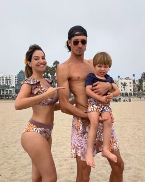 Daniela Palavecino Instagram - 📸 1 Luka hoy con 2 años y 4 meses 👙
📸 2 Luka en el horno a punto de salir 🏖️ 
📸 3 Luka no quería saber de sacarse fotos 🤘🏼
📹4 videito ✌🏼
📹 5 video Larga Vida a la Reflexiones de Denisska

Hace tanto tiempo que quería sacarnos esta foto pero maternar/paternar a veces no da el tiempo para mucho.
En la foto de “hoy” estaba súper nublado pero no importa, a falta de sol tengo a mis 2 soles que me iluminan siempre☀️☀️
Qué saben de piernas largas? 🦵🦵

Aquí tienes la traducción al inglés del texto:

📸 1 Luka today at 2 years and 4 months 👙
📸 2 Luka almost ready to come out of the oven 🏖️
📸 3 Luka didn’t want anything to do with taking pictures 🤘🏼
I’ve been wanting to take this picture for so long, but parenting sometimes doesn’t leave much time for things.
📹 4 Short video ✌🏼
📹 5 Video Long Life to Denisska’s reflections 

In today’s photo, it was super cloudy, but it doesn’t matter. When the sun is missing, I have my two suns that always light up my life ☀️☀️
What do you know about long legs? 🦵🦵