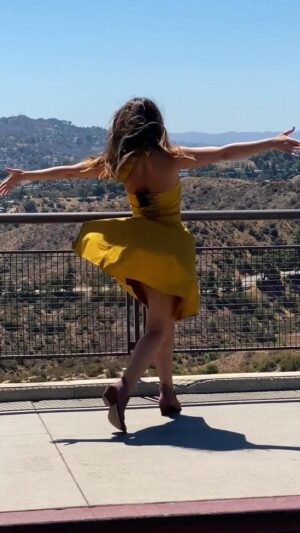 Daniela Palavecino Instagram - Sólo l@s que vieron el capítulo 5 de Sueño Americano lo entenderán….confirmo, soy la versión pirata de Lalaland 🏴‍☠️ 🎬💫🤪