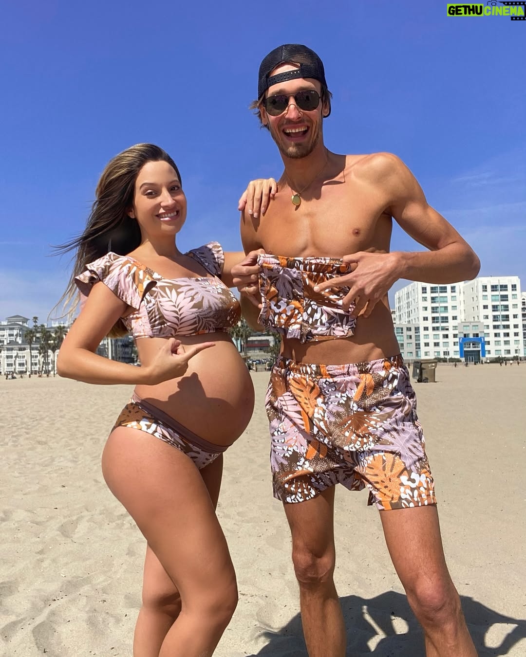 Daniela Palavecino - 14.9K Likes - 📸 1 Luka hoy con 2 años y 4 meses 👙
📸 2 Luka en el horno a punto de salir 🏖️ 
📸 3 Luka no quería saber de sacarse fotos 🤘🏼
📹4 videito ✌🏼
📹 5 video Larga Vida a la Reflexiones de Denisska

Hace tanto tiempo que quería sacarnos esta foto pero maternar/paternar a veces no da el tiempo para mucho.
En la foto de “hoy” estaba súper nublado pero no importa, a falta de sol tengo a mis 2 soles que me iluminan siempre☀️☀️
Qué saben de piernas largas? 🦵🦵

Aquí tienes la traducción al inglés del texto:

📸 1 Luka today at 2 years and 4 months 👙
📸 2 Luka almost ready to come out of the oven 🏖️
📸 3 Luka didn’t want anything to do with taking pictures 🤘🏼
I’ve been wanting to take this picture for so long, but parenting sometimes doesn’t leave much time for things.
📹 4 Short video ✌🏼
📹 5 Video Long Life to Denisska’s reflections 

In today’s photo, it was super cloudy, but it doesn’t matter. When the sun is missing, I have my two suns that always light up my life ☀️☀️
What do you know about long legs? 🦵🦵