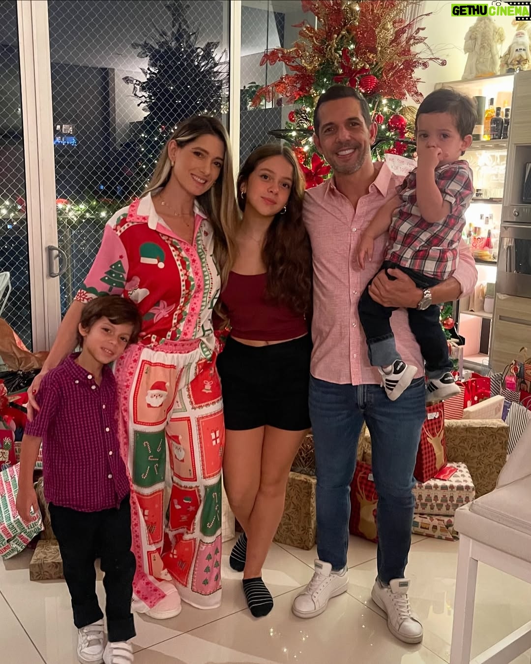 Daniella Donado - 15.9K Likes - Mi 24 fue mágico, para mí y para muchos otros ❤️
Btw amo ser host, cocinar y decorar.
El final, lo que me llenó el corazón