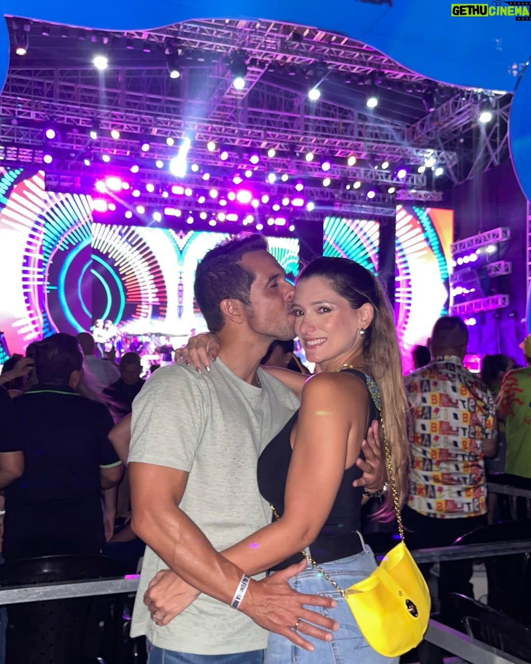 Daniella Donado - 21K Likes - Ahora si, oficialmente empieza el mejor carnaval del mundo! El de mi QUILLA
Que viva mi carnaval!!!!!!!!! Y que viva su reina @tatianaangulof
Yo con mi mejor compañía @virgiliotorres