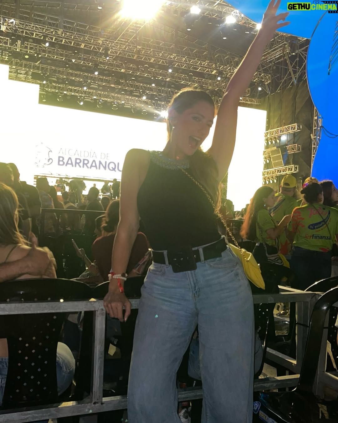Daniella Donado - 21K Likes - Ahora si, oficialmente empieza el mejor carnaval del mundo! El de mi QUILLA
Que viva mi carnaval!!!!!!!!! Y que viva su reina @tatianaangulof
Yo con mi mejor compañía @virgiliotorres