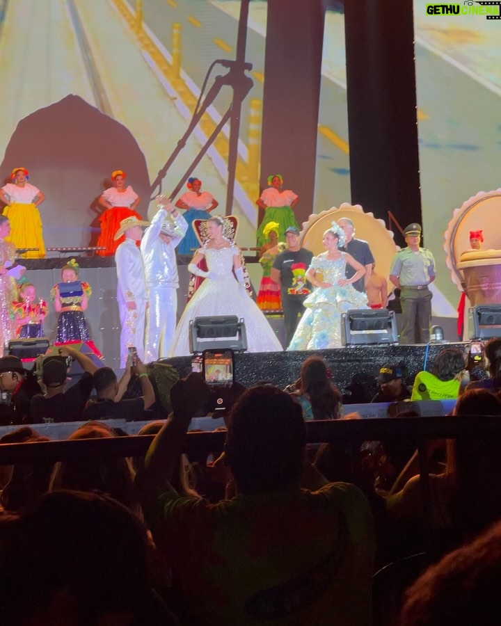 Daniella Donado - 21K Likes - Ahora si, oficialmente empieza el mejor carnaval del mundo! El de mi QUILLA
Que viva mi carnaval!!!!!!!!! Y que viva su reina @tatianaangulof
Yo con mi mejor compañía @virgiliotorres