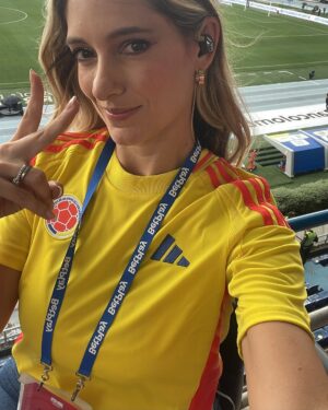 Daniella Donado Instagram - Que gran día el que vivi! Y que EMOCIÓN LO QUE HOY NUESTRA SELECCIÓN NOS HIZO VIVIR !!!!!!!!!! Saben que respiro fútbol y hoy un gran trabajo periodístico de la mano de @fcfseleccioncol 
GRACIAS