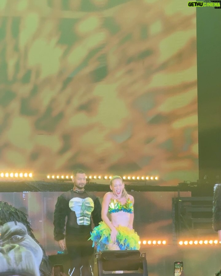 Daniella Donado - 21K Likes - Ahora si, oficialmente empieza el mejor carnaval del mundo! El de mi QUILLA
Que viva mi carnaval!!!!!!!!! Y que viva su reina @tatianaangulof
Yo con mi mejor compañía @virgiliotorres