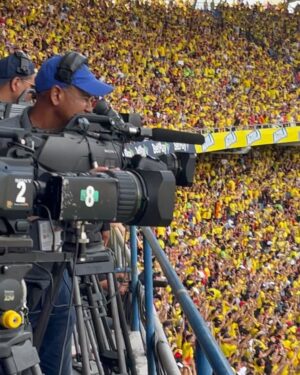 Daniella Donado Instagram - Que gran día el que vivi! Y que EMOCIÓN LO QUE HOY NUESTRA SELECCIÓN NOS HIZO VIVIR !!!!!!!!!! Saben que respiro fútbol y hoy un gran trabajo periodístico de la mano de @fcfseleccioncol 
GRACIAS