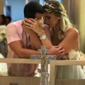 Daniella Donado Instagram - 1 1=3
Y ese ha sido el secreto, Dios se valió de nuestras oraciones individuales para armar una familia en El. Y así nos unió
Caminando de tu mano 
Te amo en el amor de Cristo amor mío @virgiliotorres 
Feliz aniversario 7
