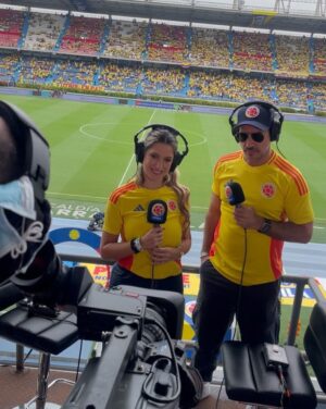 Daniella Donado Instagram - Una jornada más con @fcfseleccioncol con un partidazo que nos regaló la sele hoy conmemorando los 100 años!!!!!
Gracias por este día y gracias por seguir regalándonos partidos ÚNICOS como el de hoy.
Y mi equipazo @palaciopedro @felipesaruma @juliandiaz.1 @juannicosuarez18 
#vamospormas