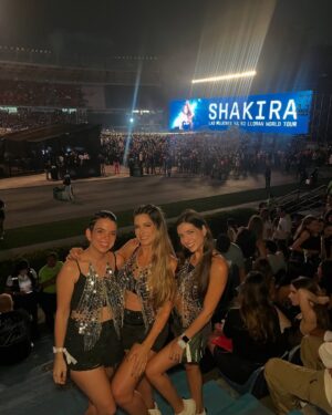 Daniella Donado Instagram - Quisiera poder resumir aún más la noche que @shakira nos regaló, todo fue PERFECTO!! Aún no supero la noche de anoche. Gracias por mover cada una de nuestras fibras
#lmynlworldtour #lmynlworldtourbarranquilla #shakira