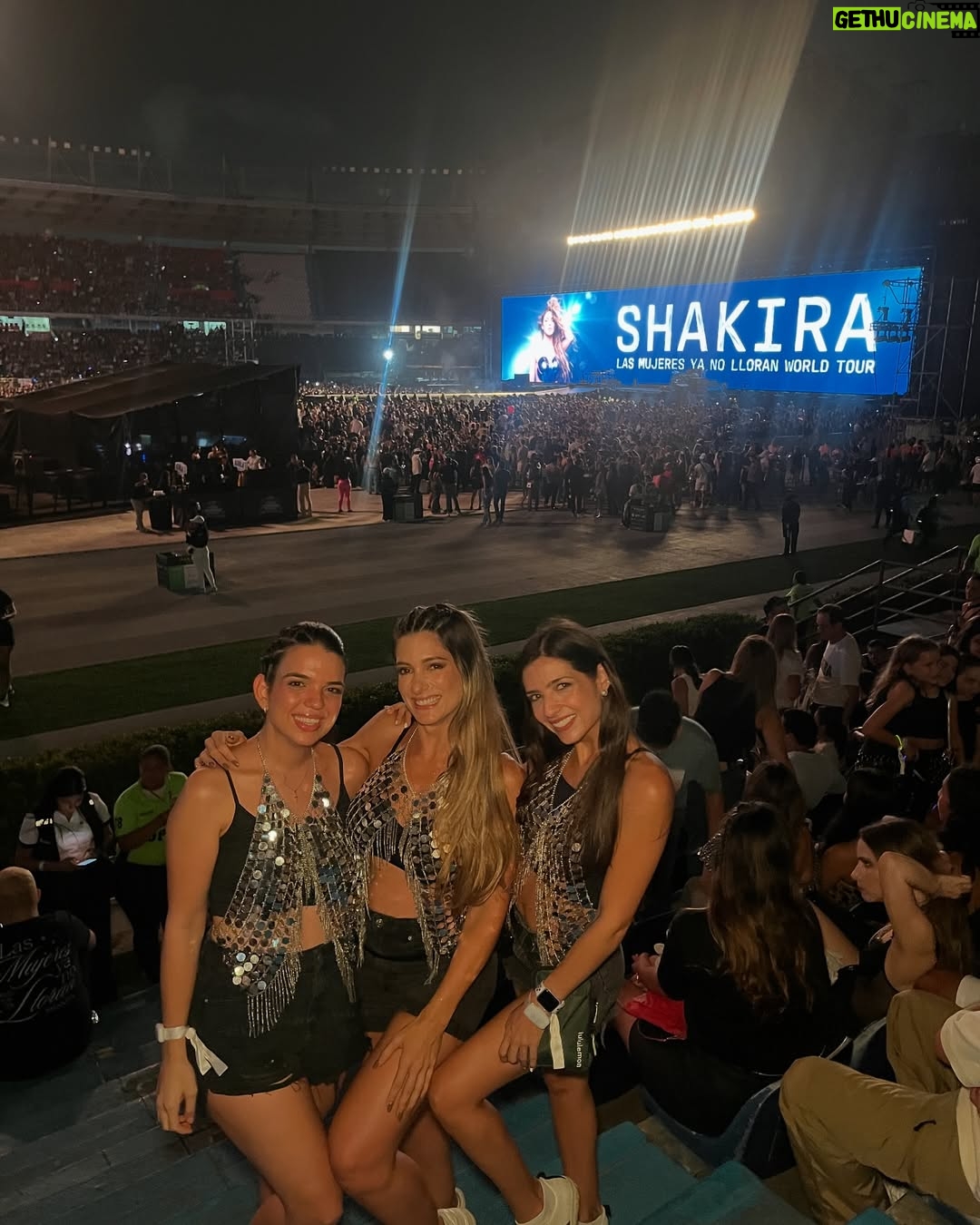 Daniella Donado - 28.6K Likes - Quisiera poder resumir aún más la noche que @shakira nos regaló, todo fue PERFECTO!! Aún no supero la noche de anoche. Gracias por mover cada una de nuestras fibras
#lmynlworldtour #lmynlworldtourbarranquilla #shakira