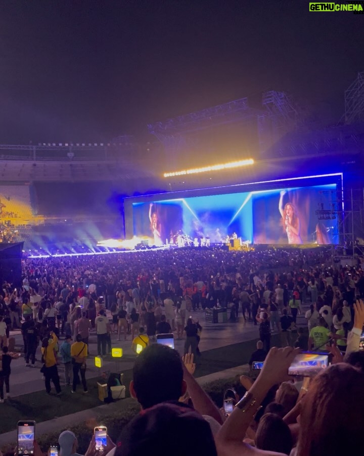 Daniella Donado - 28.6K Likes - Quisiera poder resumir aún más la noche que @shakira nos regaló, todo fue PERFECTO!! Aún no supero la noche de anoche. Gracias por mover cada una de nuestras fibras
#lmynlworldtour #lmynlworldtourbarranquilla #shakira