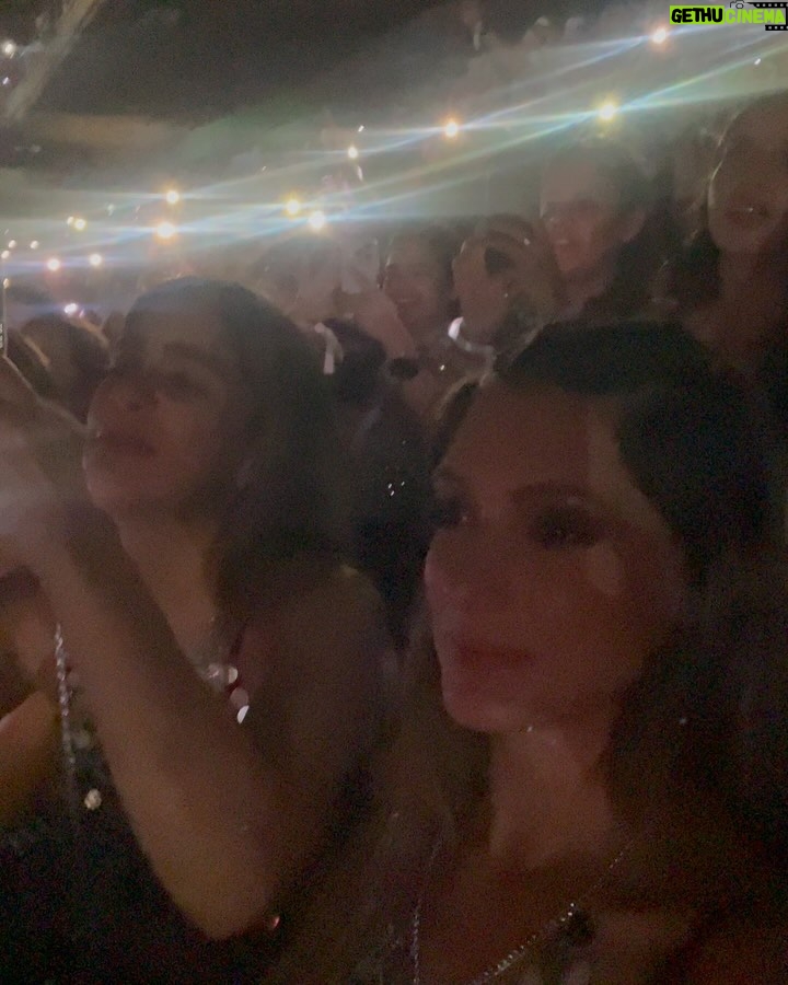 Daniella Donado - 28.6K Likes - Quisiera poder resumir aún más la noche que @shakira nos regaló, todo fue PERFECTO!! Aún no supero la noche de anoche. Gracias por mover cada una de nuestras fibras
#lmynlworldtour #lmynlworldtourbarranquilla #shakira