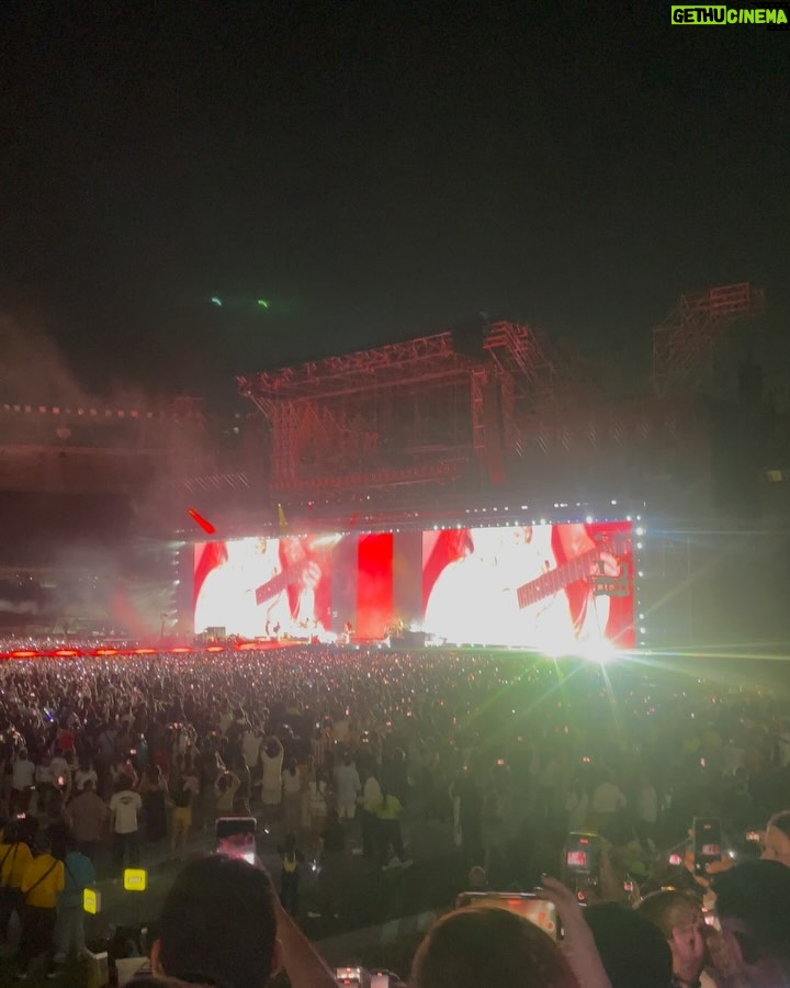 Daniella Donado - 28.6K Likes - Quisiera poder resumir aún más la noche que @shakira nos regaló, todo fue PERFECTO!! Aún no supero la noche de anoche. Gracias por mover cada una de nuestras fibras
#lmynlworldtour #lmynlworldtourbarranquilla #shakira