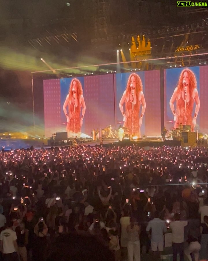 Daniella Donado - 28.6K Likes - Quisiera poder resumir aún más la noche que @shakira nos regaló, todo fue PERFECTO!! Aún no supero la noche de anoche. Gracias por mover cada una de nuestras fibras
#lmynlworldtour #lmynlworldtourbarranquilla #shakira