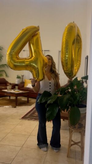 Daniella Donado Instagram - Y llegaron los 40!
Hoy los recibo agradeciéndote Papá Dios por todo lo que me has dado, por todo lo que me estás dando y de antemano te doy gracias por todo lo que harás! 
Estos 40 son mejor de lo que alguna vez imaginé !!!!
