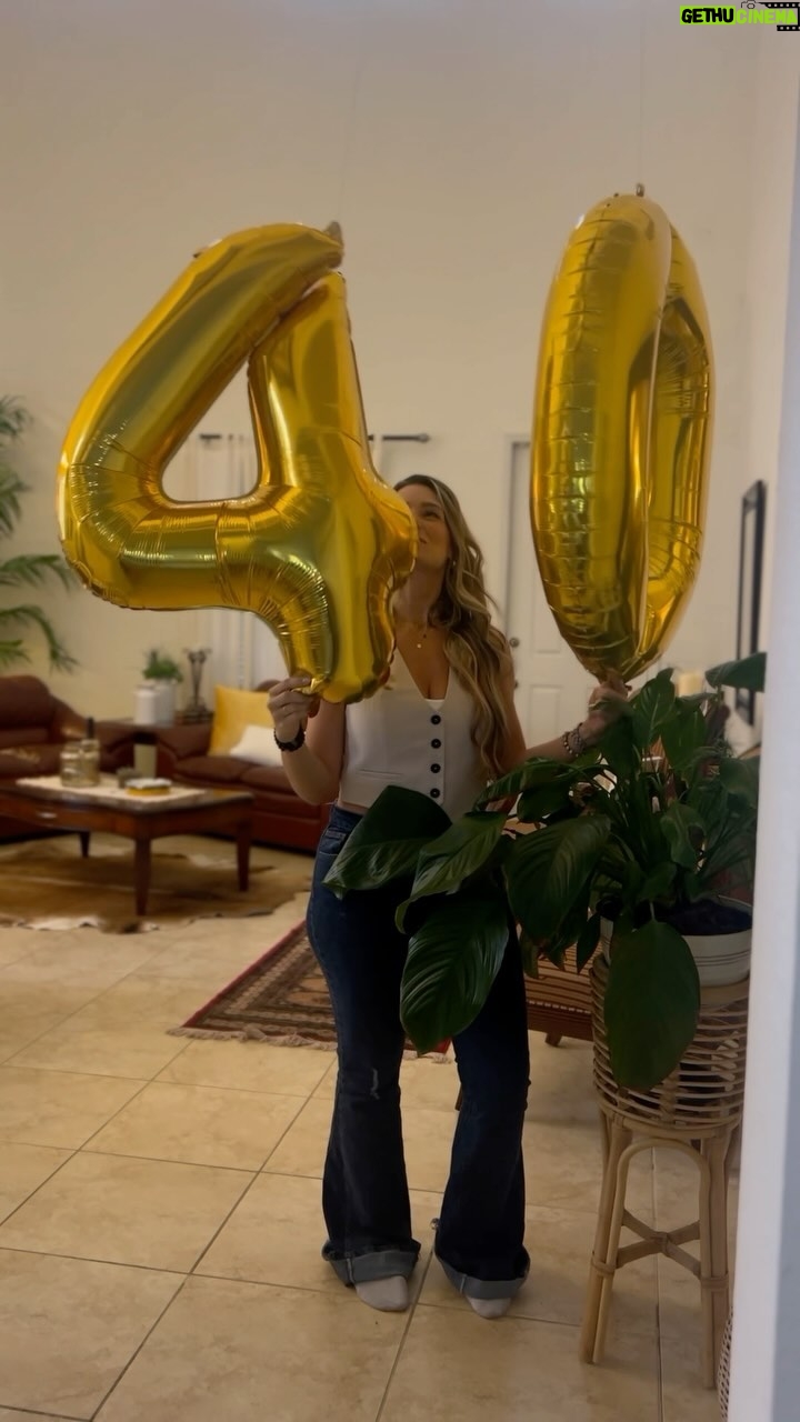 Daniella Donado - 16.7K Likes - Y llegaron los 40!
Hoy los recibo agradeciéndote Papá Dios por todo lo que me has dado, por todo lo que me estás dando y de antemano te doy gracias por todo lo que harás!
Estos 40 son mejor de lo que alguna vez imaginé !!!!