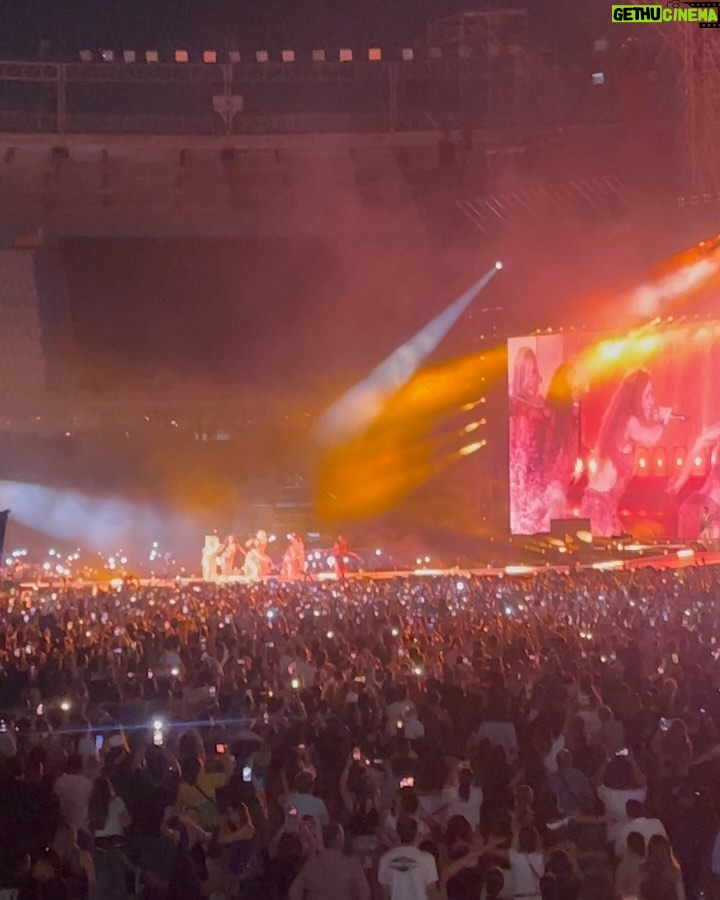 Daniella Donado - 28.6K Likes - Quisiera poder resumir aún más la noche que @shakira nos regaló, todo fue PERFECTO!! Aún no supero la noche de anoche. Gracias por mover cada una de nuestras fibras
#lmynlworldtour #lmynlworldtourbarranquilla #shakira