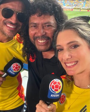 Daniella Donado Instagram - Una jornada más con @fcfseleccioncol con un partidazo que nos regaló la sele hoy conmemorando los 100 años!!!!!
Gracias por este día y gracias por seguir regalándonos partidos ÚNICOS como el de hoy.
Y mi equipazo @palaciopedro @felipesaruma @juliandiaz.1 @juannicosuarez18 
#vamospormas