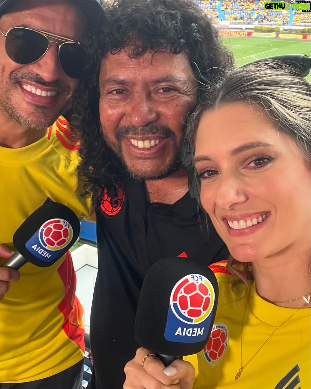 Daniella Donado - 14.6K Likes - Una jornada más con @fcfseleccioncol con un partidazo que nos regaló la sele hoy conmemorando los 100 años!!!!!
Gracias por este día y gracias por seguir regalándonos partidos ÚNICOS como el de hoy.
Y mi equipazo @palaciopedro @felipesaruma @juliandiaz.1 @juannicosuarez18
#vamospormas