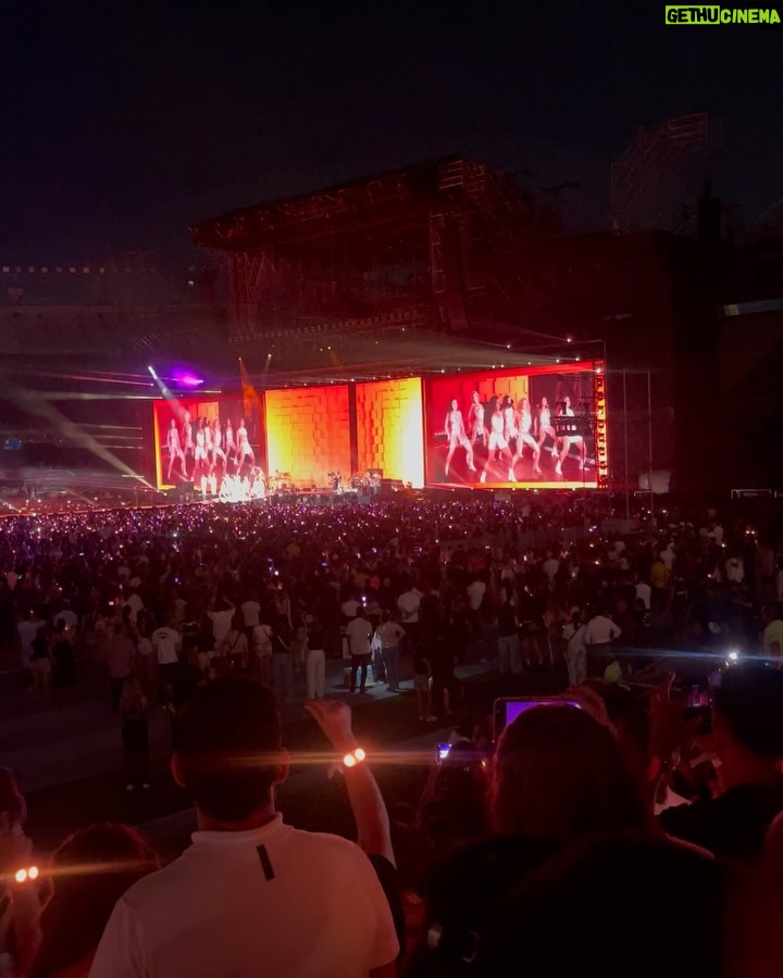 Daniella Donado - 28.6K Likes - Quisiera poder resumir aún más la noche que @shakira nos regaló, todo fue PERFECTO!! Aún no supero la noche de anoche. Gracias por mover cada una de nuestras fibras
#lmynlworldtour #lmynlworldtourbarranquilla #shakira