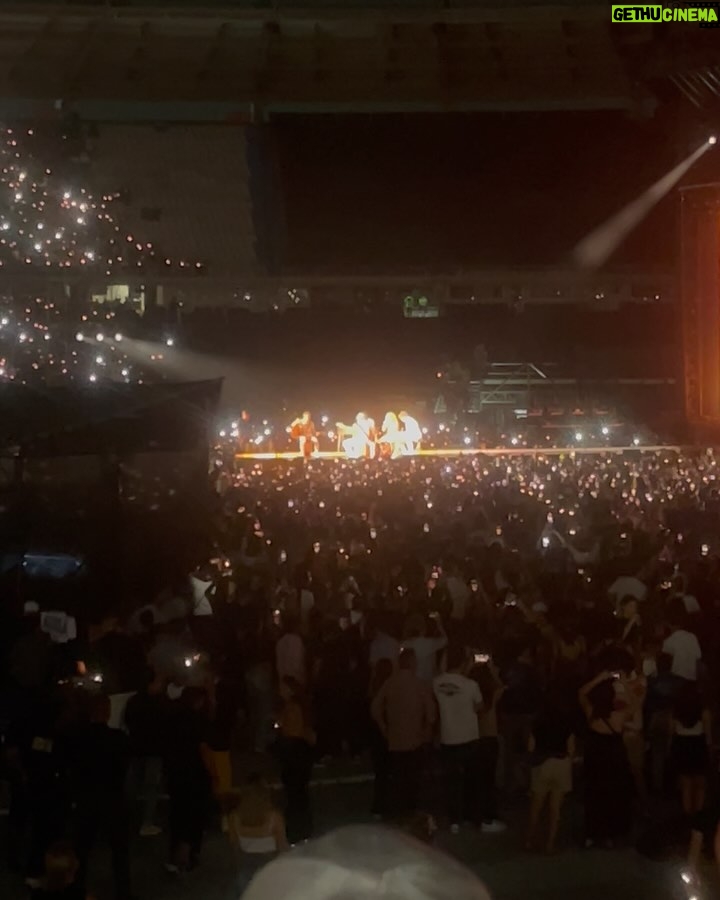 Daniella Donado - 28.6K Likes - Quisiera poder resumir aún más la noche que @shakira nos regaló, todo fue PERFECTO!! Aún no supero la noche de anoche. Gracias por mover cada una de nuestras fibras
#lmynlworldtour #lmynlworldtourbarranquilla #shakira