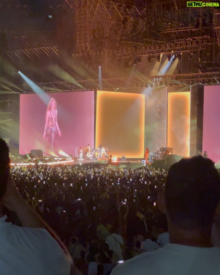 Daniella Donado - 28.6K Likes - Quisiera poder resumir aún más la noche que @shakira nos regaló, todo fue PERFECTO!! Aún no supero la noche de anoche. Gracias por mover cada una de nuestras fibras
#lmynlworldtour #lmynlworldtourbarranquilla #shakira