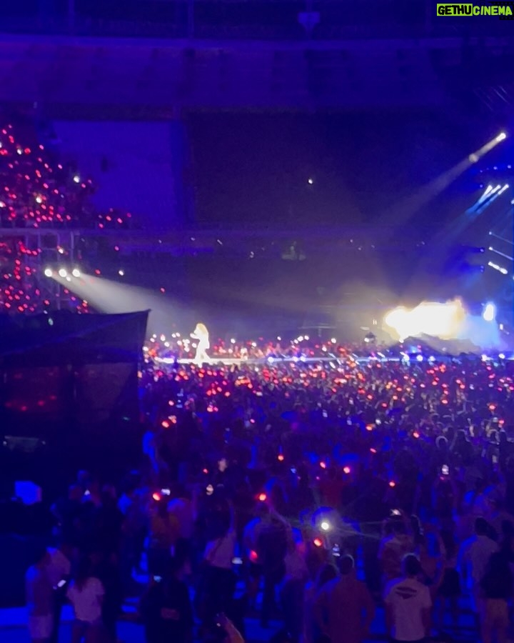 Daniella Donado - 28.6K Likes - Quisiera poder resumir aún más la noche que @shakira nos regaló, todo fue PERFECTO!! Aún no supero la noche de anoche. Gracias por mover cada una de nuestras fibras
#lmynlworldtour #lmynlworldtourbarranquilla #shakira