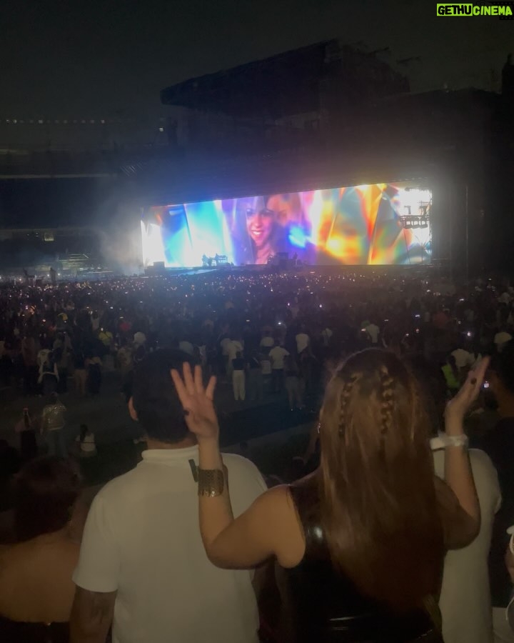 Daniella Donado - 28.6K Likes - Quisiera poder resumir aún más la noche que @shakira nos regaló, todo fue PERFECTO!! Aún no supero la noche de anoche. Gracias por mover cada una de nuestras fibras
#lmynlworldtour #lmynlworldtourbarranquilla #shakira