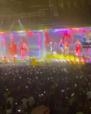 Daniella Donado Instagram - Quisiera poder resumir aún más la noche que @shakira nos regaló, todo fue PERFECTO!! Aún no supero la noche de anoche. Gracias por mover cada una de nuestras fibras
#lmynlworldtour #lmynlworldtourbarranquilla #shakira