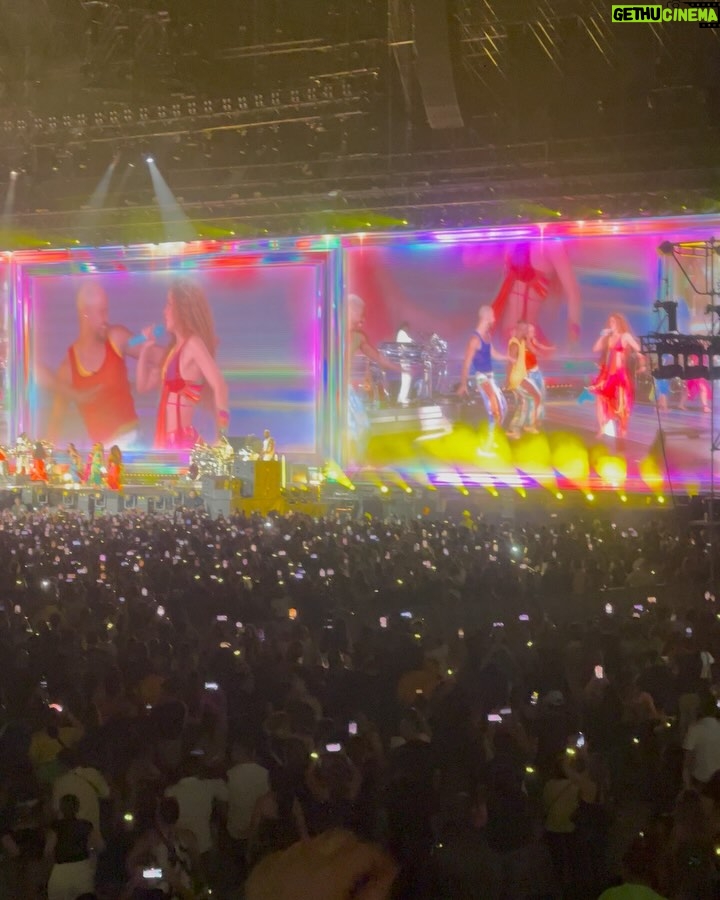 Daniella Donado - 28.6K Likes - Quisiera poder resumir aún más la noche que @shakira nos regaló, todo fue PERFECTO!! Aún no supero la noche de anoche. Gracias por mover cada una de nuestras fibras
#lmynlworldtour #lmynlworldtourbarranquilla #shakira