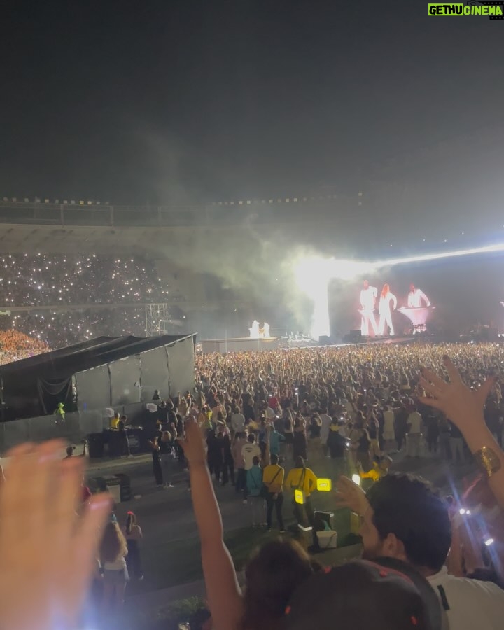Daniella Donado - 28.6K Likes - Quisiera poder resumir aún más la noche que @shakira nos regaló, todo fue PERFECTO!! Aún no supero la noche de anoche. Gracias por mover cada una de nuestras fibras
#lmynlworldtour #lmynlworldtourbarranquilla #shakira