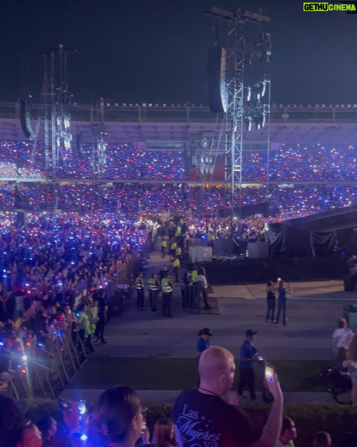 Daniella Donado - 28.6K Likes - Quisiera poder resumir aún más la noche que @shakira nos regaló, todo fue PERFECTO!! Aún no supero la noche de anoche. Gracias por mover cada una de nuestras fibras
#lmynlworldtour #lmynlworldtourbarranquilla #shakira