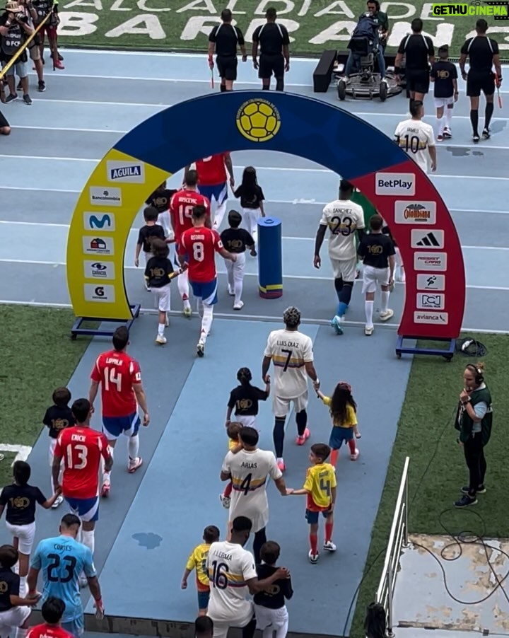 Daniella Donado - 14.6K Likes - Una jornada más con @fcfseleccioncol con un partidazo que nos regaló la sele hoy conmemorando los 100 años!!!!!
Gracias por este día y gracias por seguir regalándonos partidos ÚNICOS como el de hoy.
Y mi equipazo @palaciopedro @felipesaruma @juliandiaz.1 @juannicosuarez18
#vamospormas