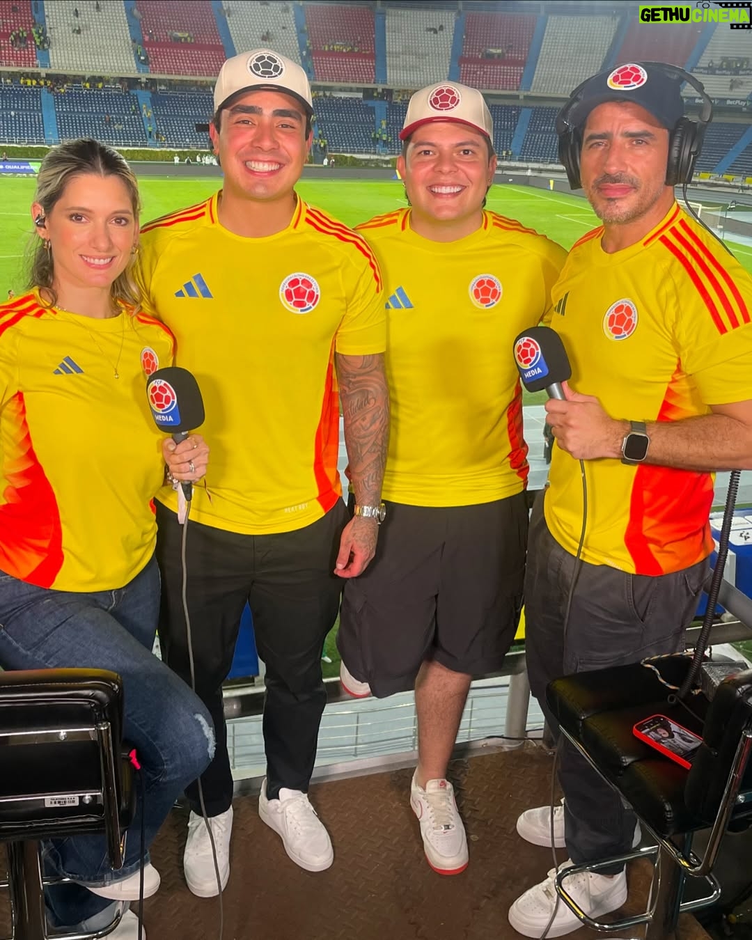 Daniella Donado - 14.6K Likes - Una jornada más con @fcfseleccioncol con un partidazo que nos regaló la sele hoy conmemorando los 100 años!!!!!
Gracias por este día y gracias por seguir regalándonos partidos ÚNICOS como el de hoy.
Y mi equipazo @palaciopedro @felipesaruma @juliandiaz.1 @juannicosuarez18
#vamospormas
